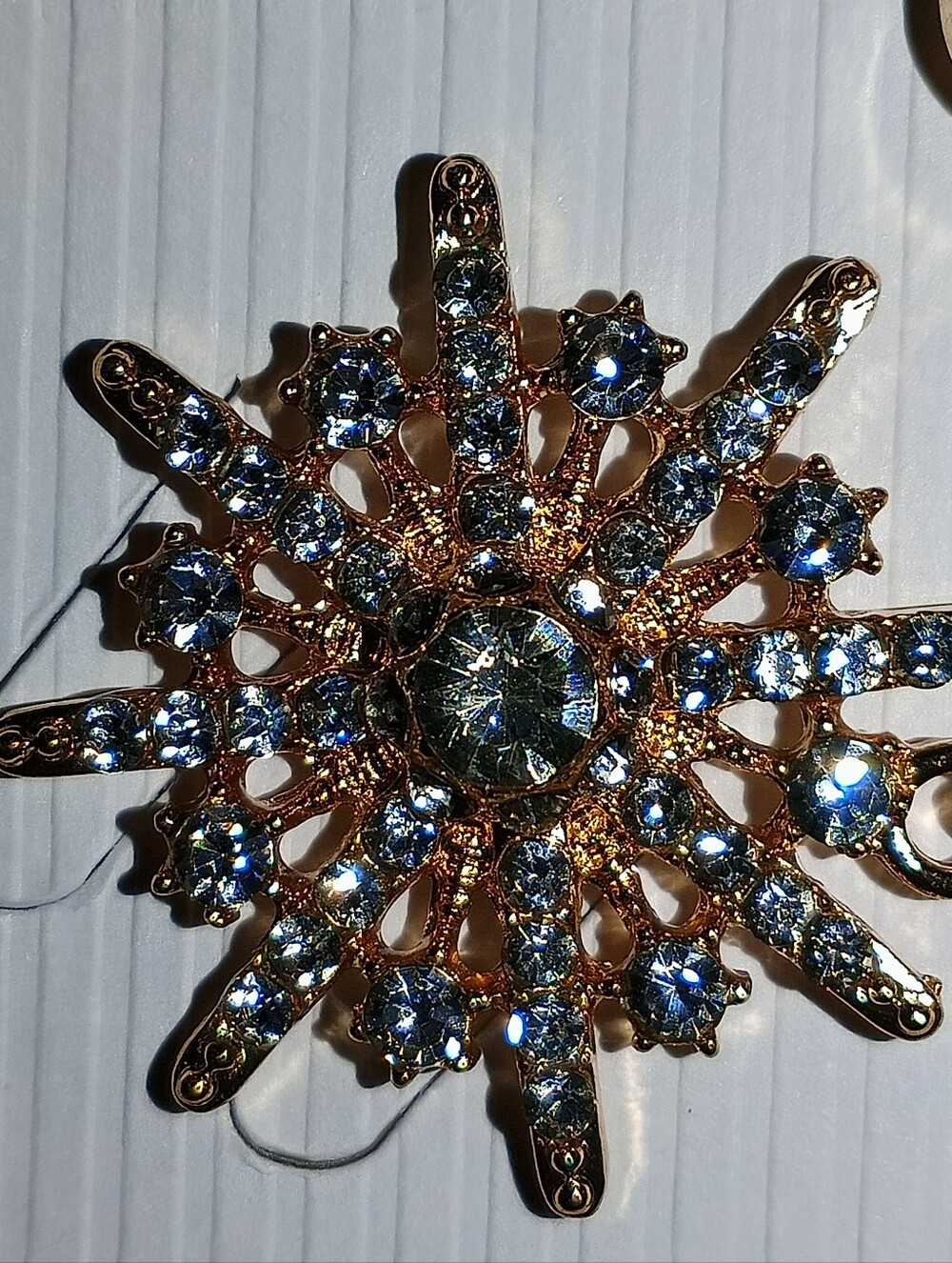 Very Pretty Brooch - Picture 8 of 9
